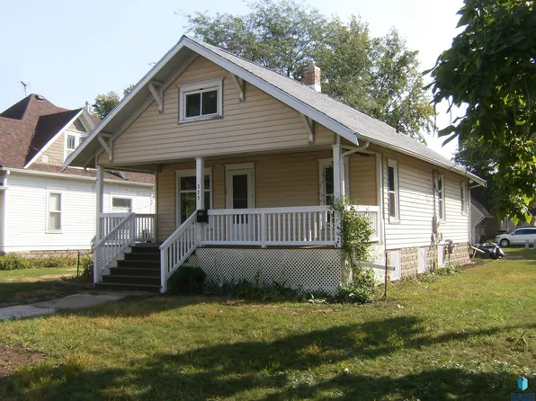 223 W 2nd St, Canton, SD 57013