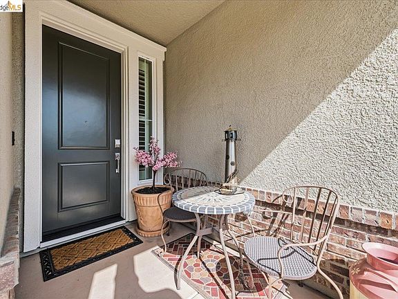 3rd image of 931 Via Veneto