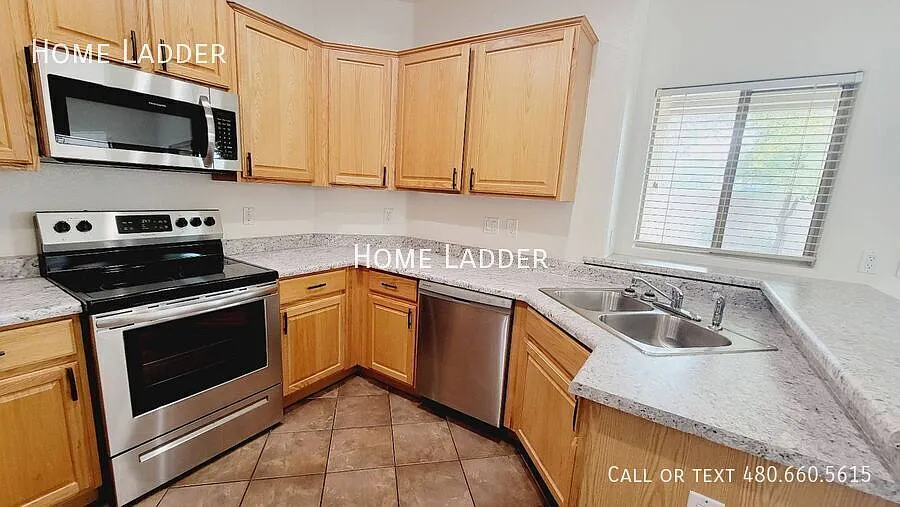 This inviting 3-bedroom, 2-bath home in the desirable Cobblestone Farms — Photo 2