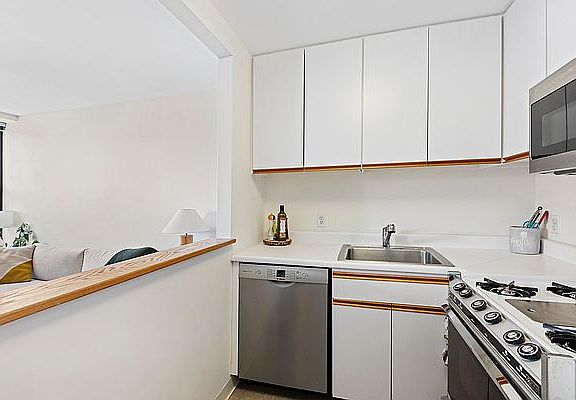 4th image of 201 W 74th St APT 15F