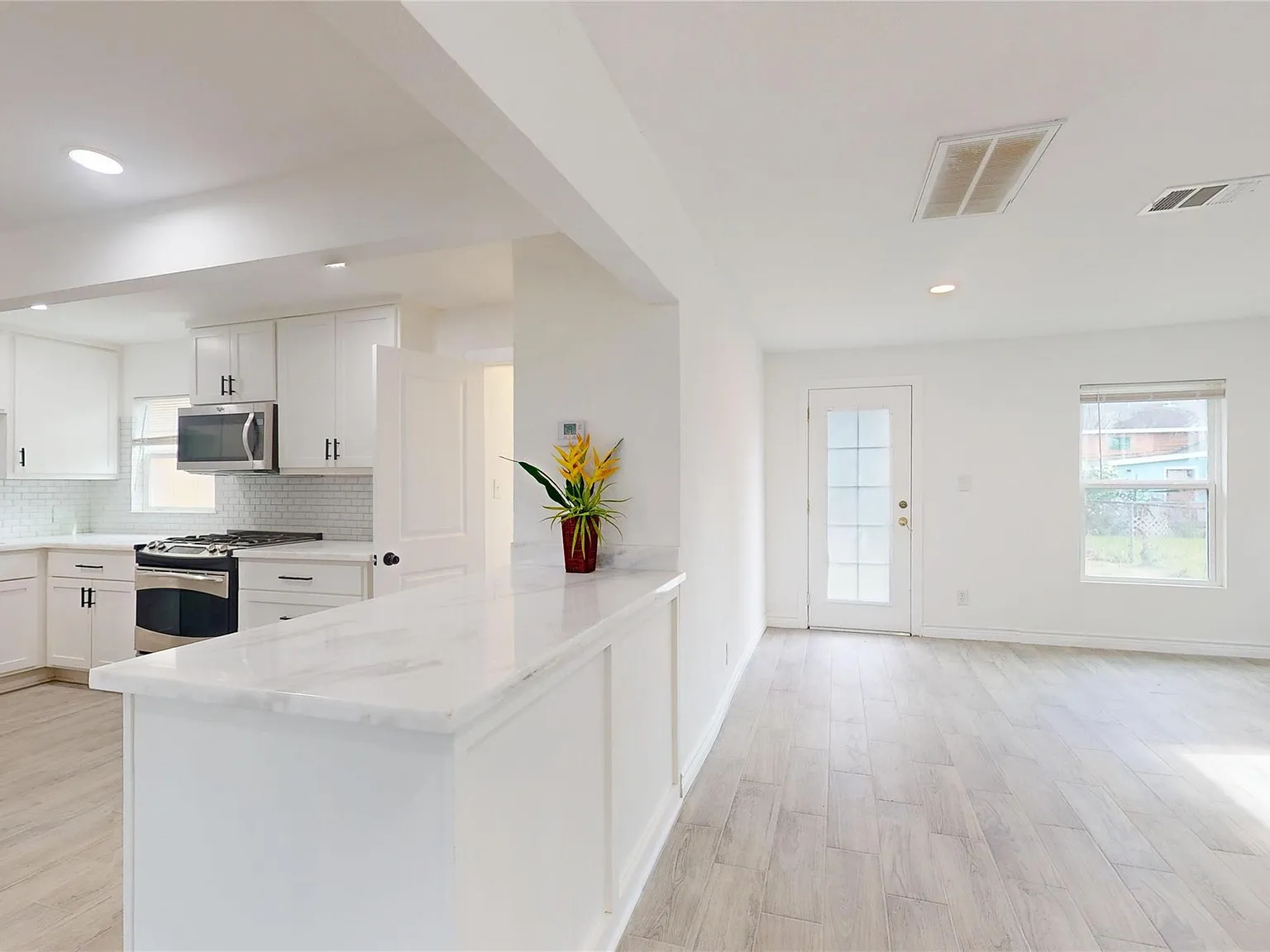 4 bed, 2.5 bath, 2090 sqft, $2,295 — Photo 3