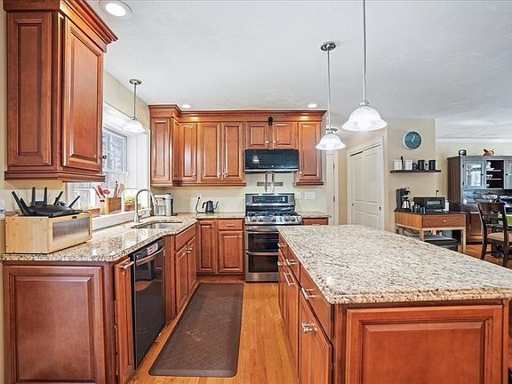 3rd image of 890 Maple St