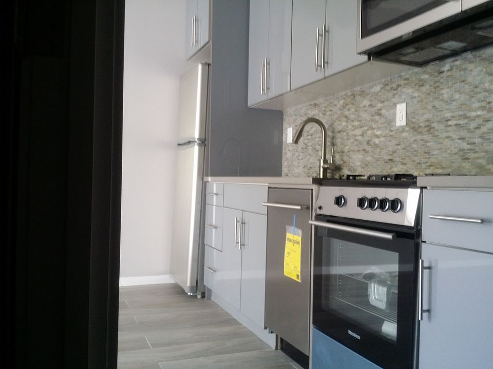 2nd image of 285 Jefferson Ave APT 2