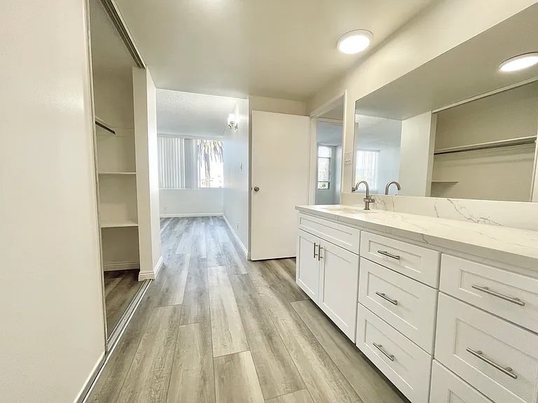 Occidental Towers Apartments — Photo 154