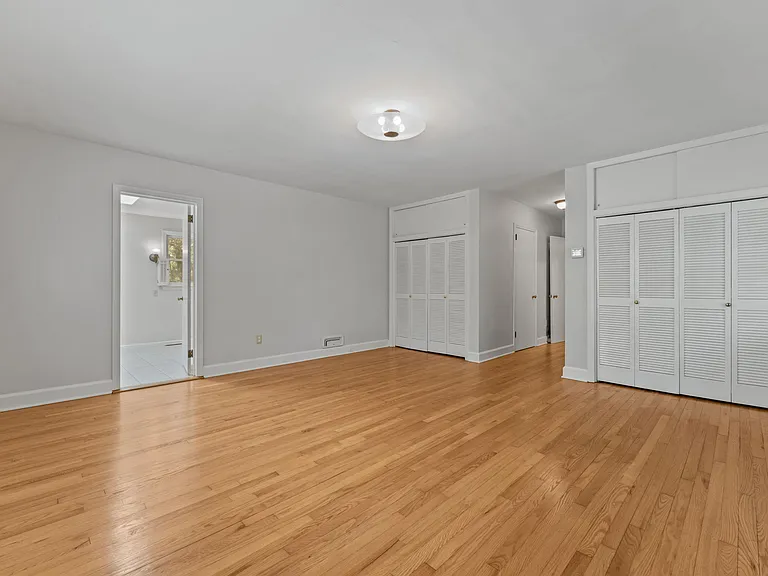 225 Arbutus Rd — Photo 31