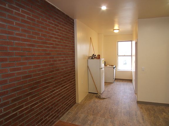 4th image of 1060 Grant Ave