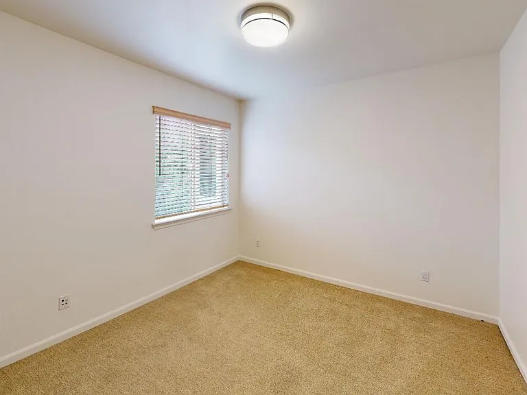 626 Broad St — Photo 30