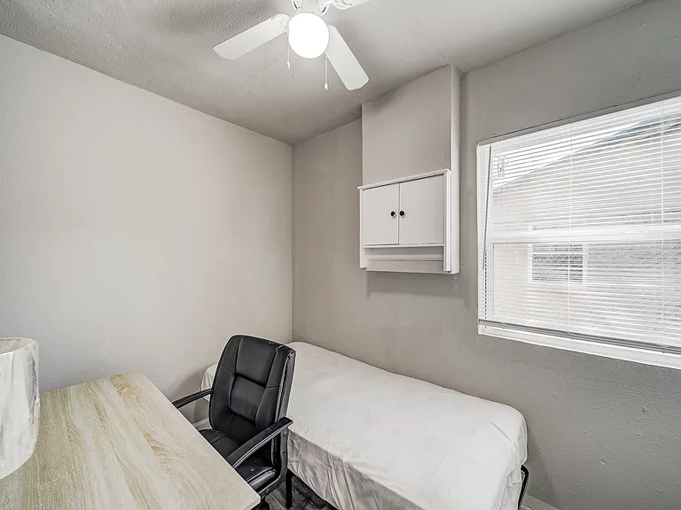 Pebbleshores Dr — Photo 1