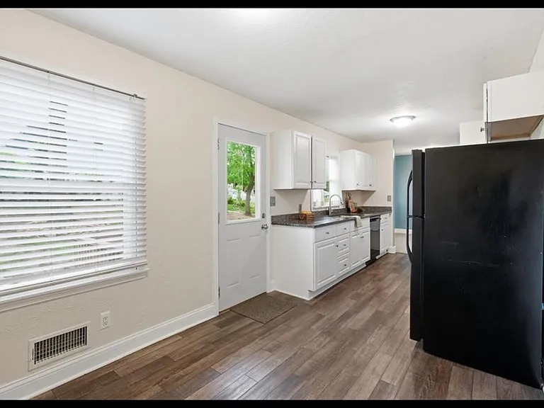 2902 W 7th St — Photo 4