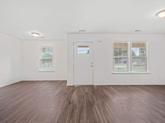 2nd image of 5 E Byfield Dr