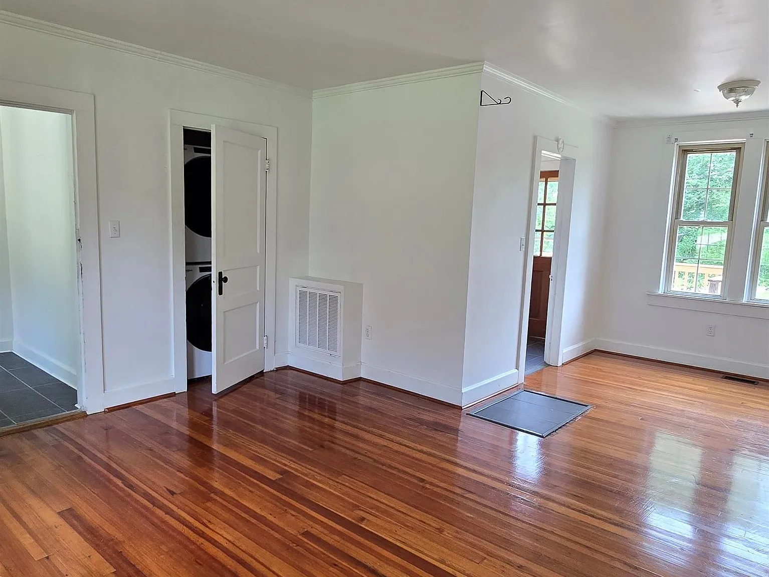 2 bed, $1,200 — Photo 2