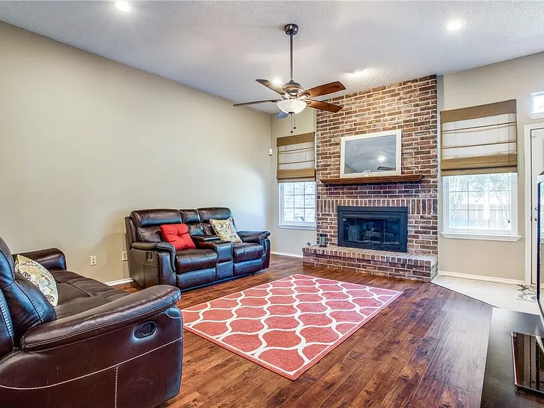 1405 Newbury Ln — Photo 13