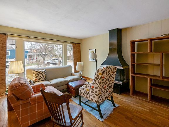 4th image of 100 Thornbush Dr