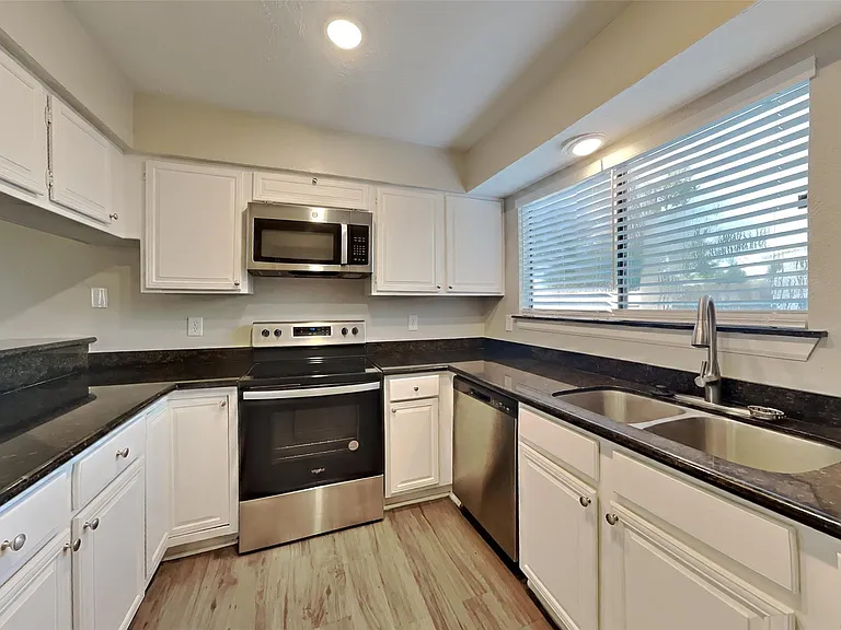 8022 Pine Falls Dr — Photo 4