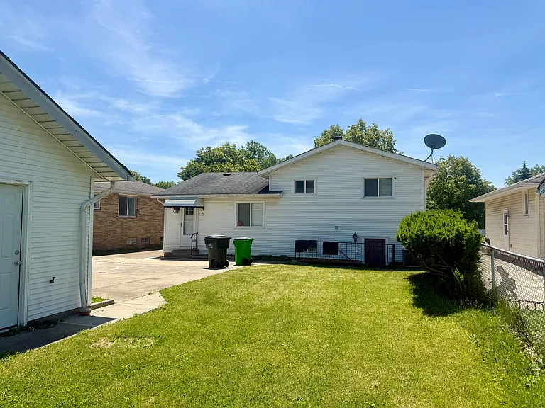 24051 Russell Ave — Photo 4