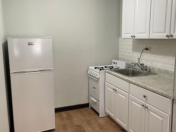 3rd image of 1211 W Elmdale Ave APT 10