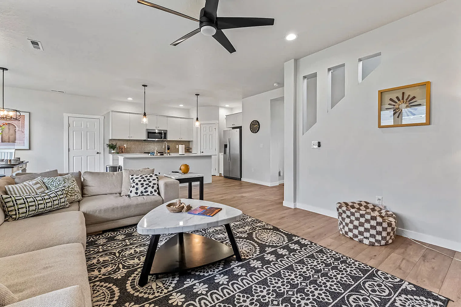 5 bed, 2.0 bath, 2992 sqft, $9,388 — Photo 4
