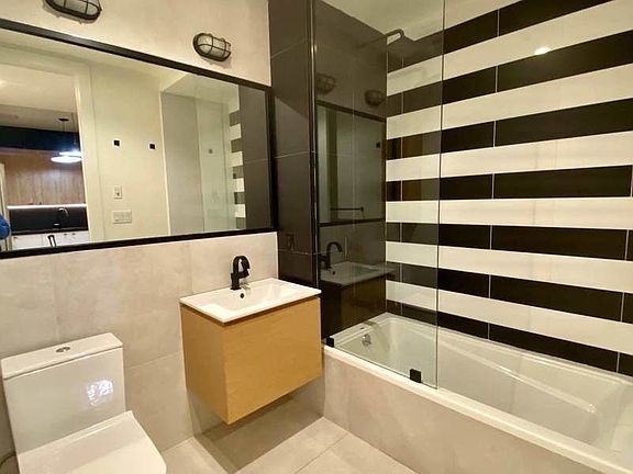 4th image of 961 Willoughby Ave #119