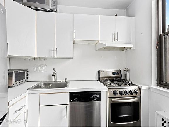 4th image of 221 E 36th St #15L