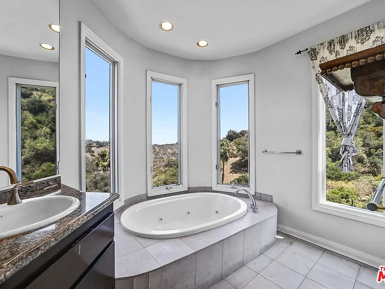 6852 Woody Trl — Photo 18
