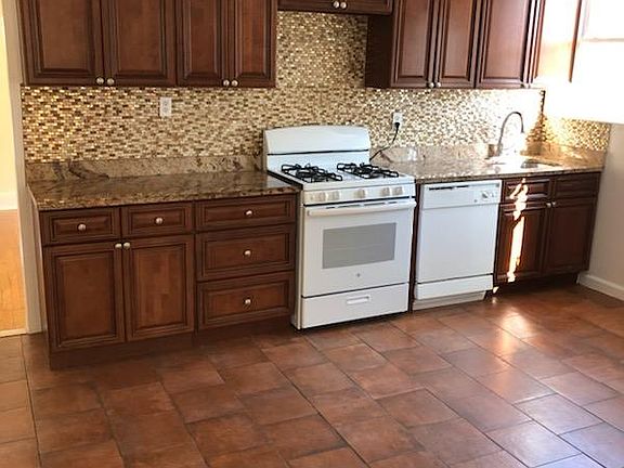 4th image of 2727 Laconia Ave #1