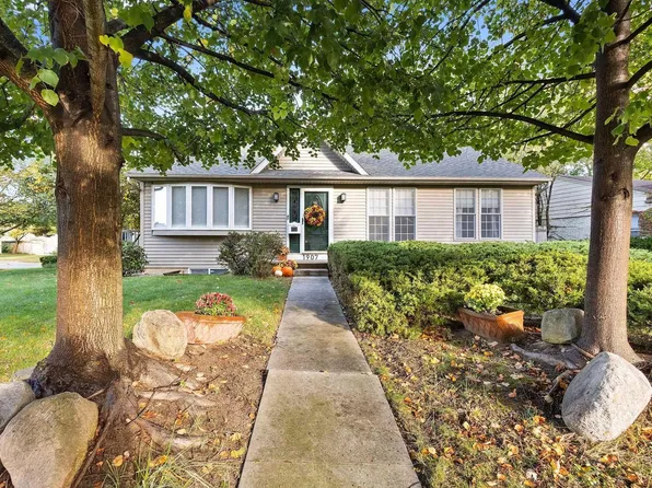 1907 Churchill Dr, South Bend, IN 46617