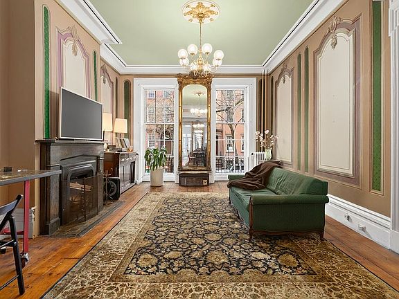 2nd image of 325 W 22nd St