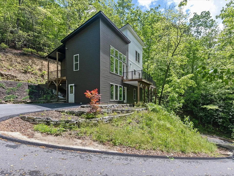 136 Blythe Rd