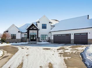 W298N3222 Woodridge Cir, Pewaukee, WI 53072
