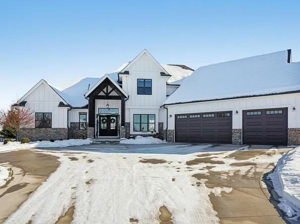 W298N3222 Woodridge CIRCLE, Pewaukee, WI 53072
