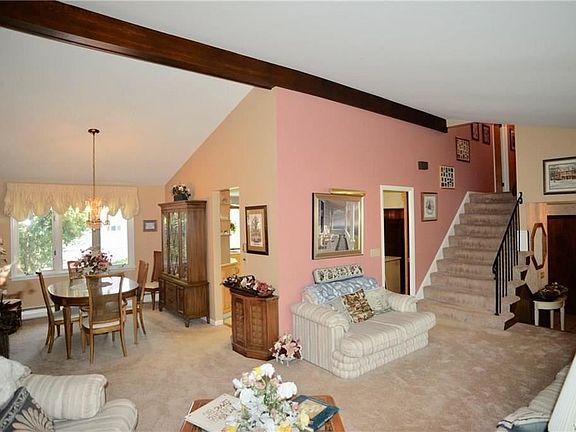 3rd image of 276 Willow Green Dr