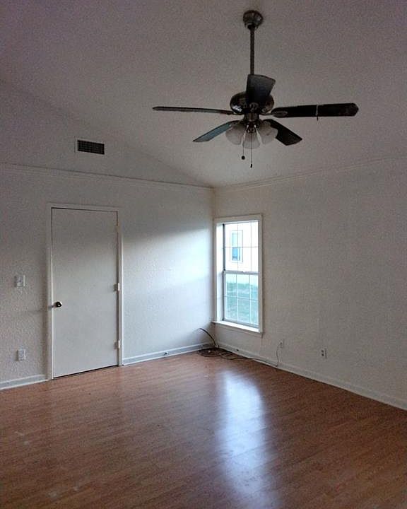 2nd image of 811 E 10th St