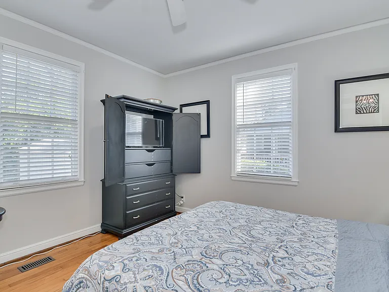 2631 Oakland Ave — Photo 35