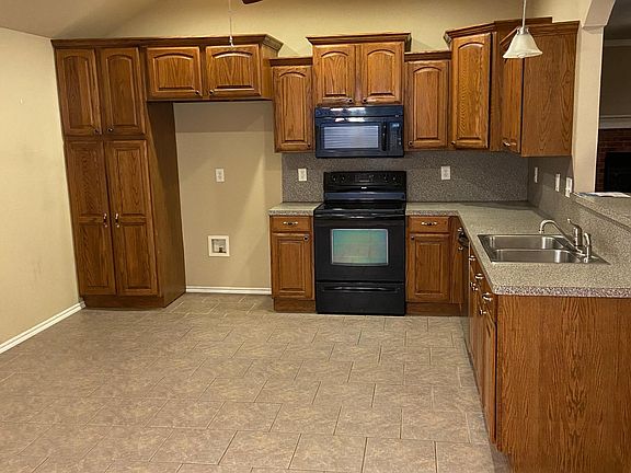2nd image of 712 E Linden Ln