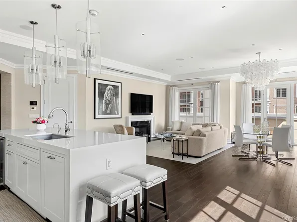 6000 Royal Court #6012, North Hills, NY 11040