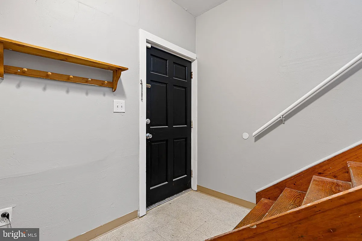 Building Photo - 13 S Congress St #B