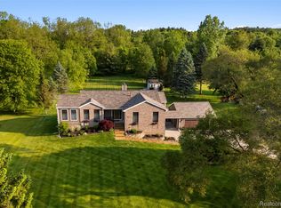 5131 Navajo Trl, Pinckney, MI 48169