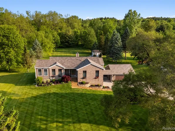 5131 Navajo Trl, Pinckney, MI 48169