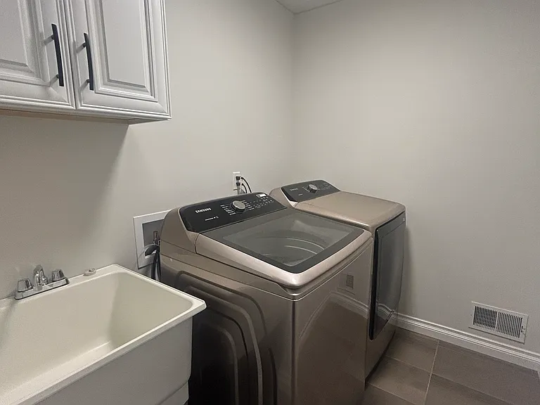 2323 E Maple Rd — Photo 15
