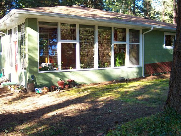 Back Enclosed Patio w/Louvered Windows