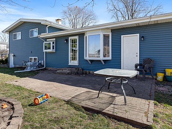 3rd image of 520 Balmoral Dr