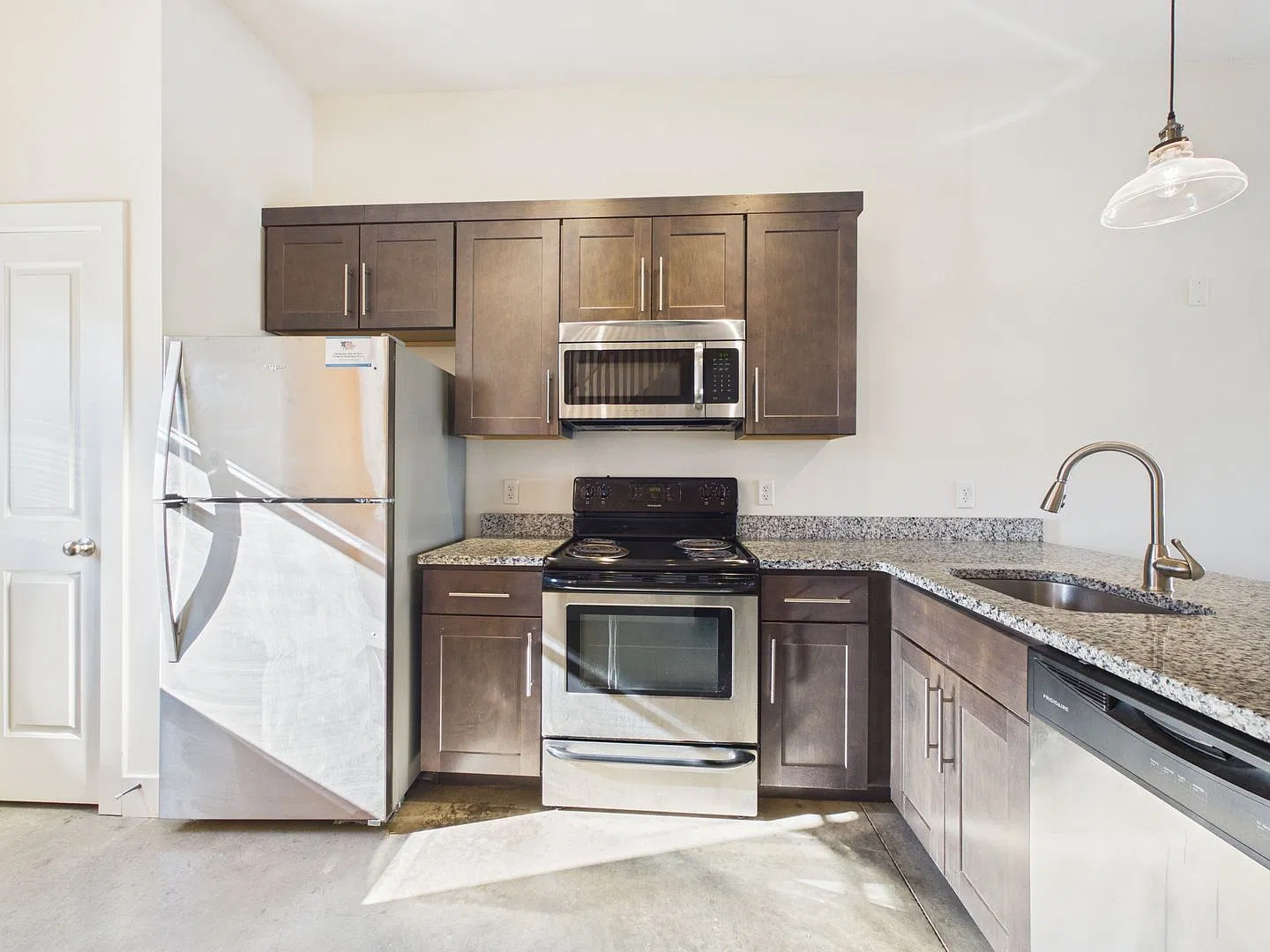 1 bed, 1.0 bath, 740 sqft, $1,475 — Photo 1