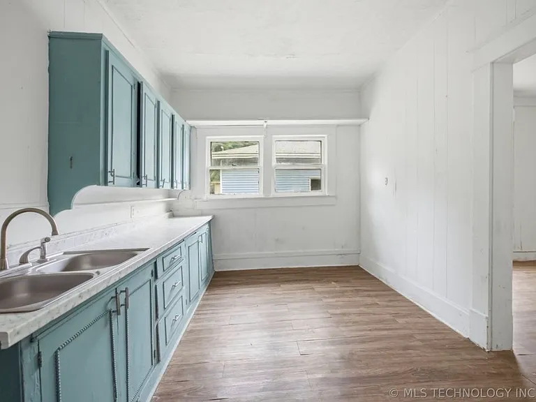 908 N Collins Ave — Photo 2