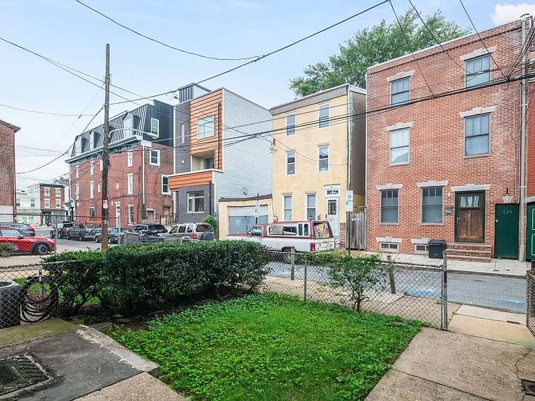1130 Crease St — Photo 3