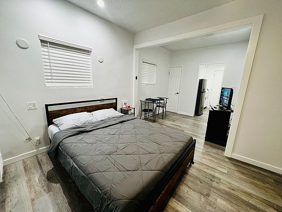 5th image of 2652 7th Ave #2660