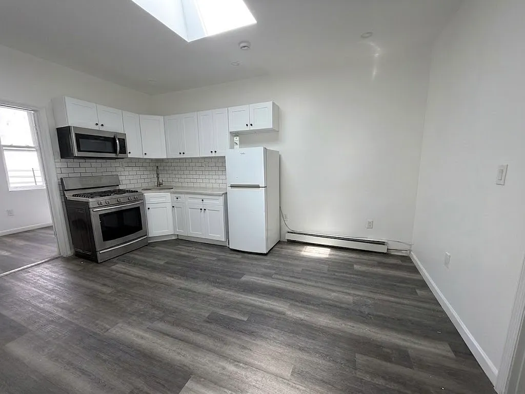 3 bed, 850 sqft, $3,753 — Photo 2