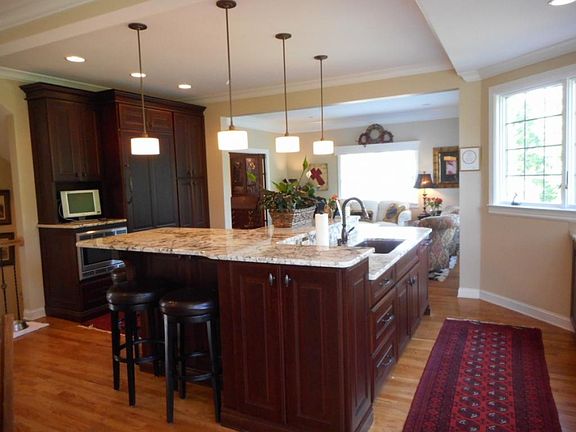 5th image of 103 Surrey Ln
