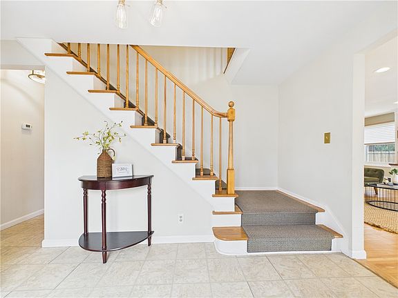 2nd image of 39 Wind Mill Rd