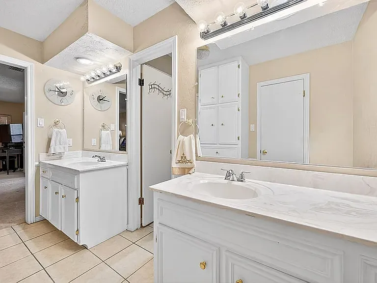 primary bathroom separate sinks and 2nd closet