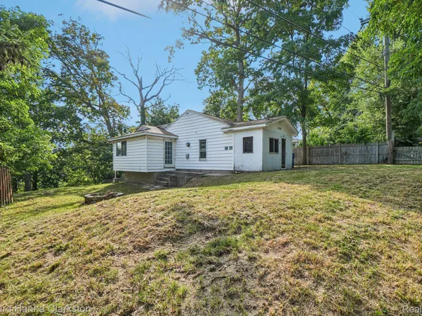 1396 Oregon Blvd, Waterford, MI 48327